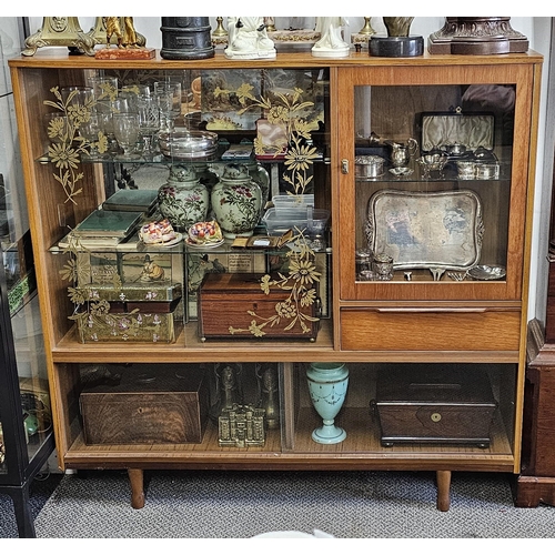 64 - A vintage/ Mid Century display cabinet with sliding glass doors, measuring 121.5cm x 30.5cm x 118.5c... 