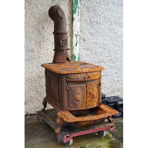 478 - A stunning antique cast iron 'Plantress No 8' stove, in need of some restoration.