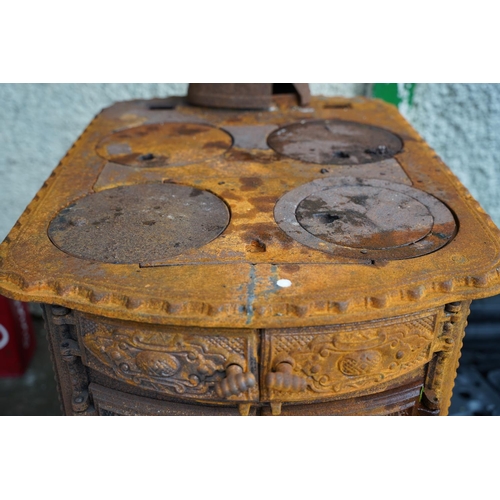 478 - A stunning antique cast iron 'Plantress No 8' stove, in need of some restoration.