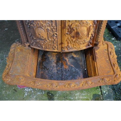 478 - A stunning antique cast iron 'Plantress No 8' stove, in need of some restoration.