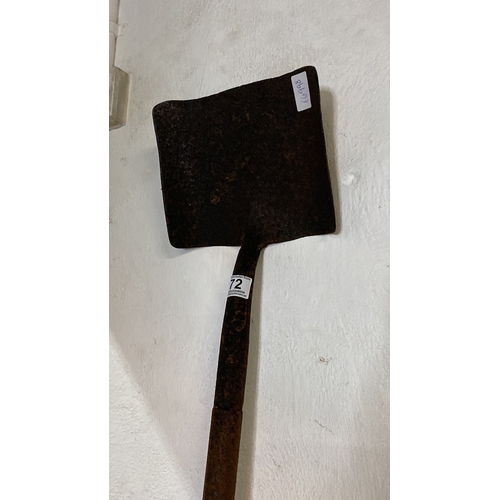 72 - An antique wooden oven shovel. 160cm in height.