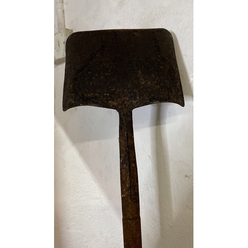 72 - An antique wooden oven shovel. 160cm in height.