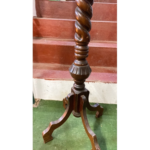 75 - A stunning freestanding hat and coat stand with barley twist column.