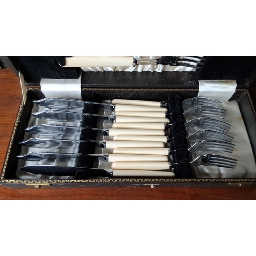 118 - A vintage cased silver plated dessert cutlery set.