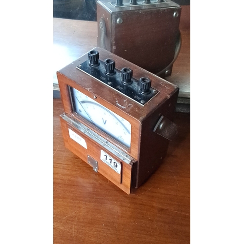 119 - A vintage wooden cased Siemens volt reader.