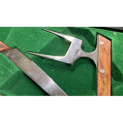 129 - A vintage/ Mid Century 'Trencherman' carving set.