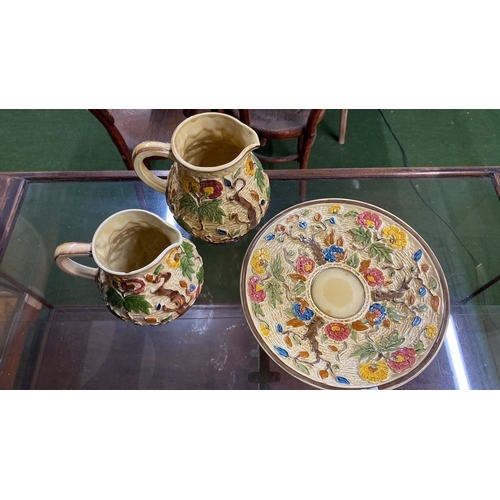 151 - An H J Wood 'Indian Tree' patterned bowl and similar jugs (a/f).