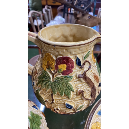 151 - An H J Wood 'Indian Tree' patterned bowl and similar jugs (a/f).