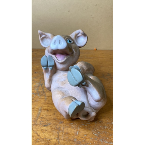 246 - A vintage 1999 Art Line Inc, model no 4189 pig.