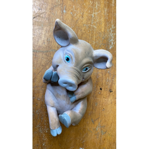 246 - A vintage 1999 Art Line Inc, model no 4189 pig.