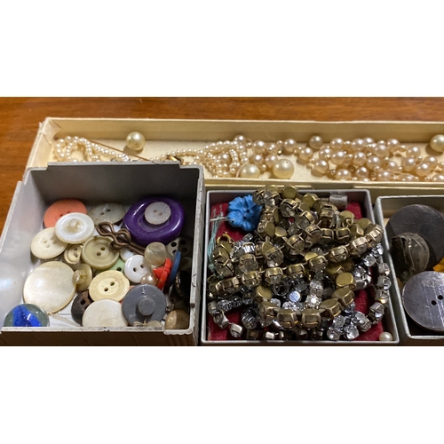 378 - A small collection of buttons & beads.