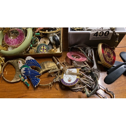 400 - A large collection of costume jewellery, vintage brooches etc.