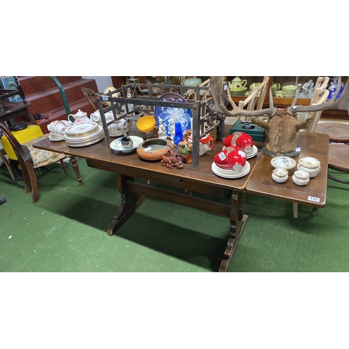 446 - A vintage oak extending dining room table.