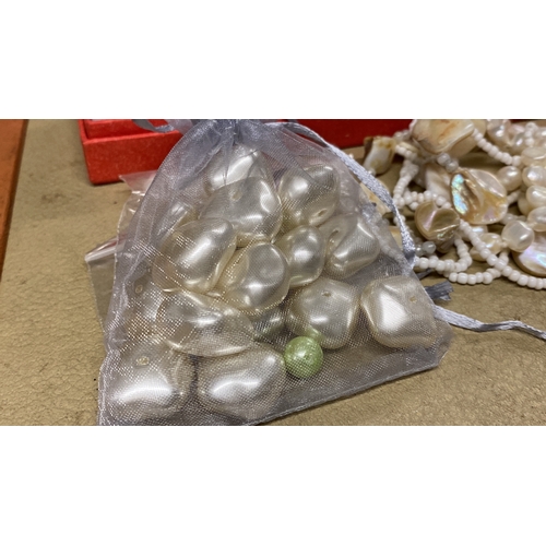 463 - A lot of loosed natural stone pearls, necklaces etc.