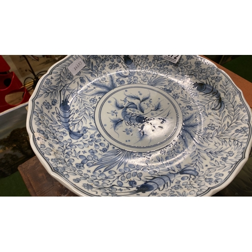 472 - A large Oriental porcelain charger with shrimp design, 37cm diameter.