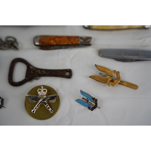 61 - Two vintage Richards pen knifes, 'Who Dares Wins' badge and more.