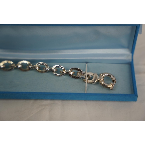 74 - A stunning Sterling Silver bracelet.