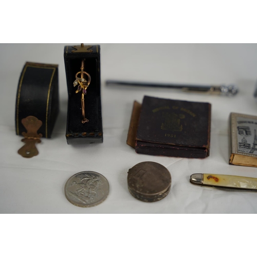 81 - A cased Festival of Britain 1951 collectors coin, a Sterling silver marquisate ring and more.