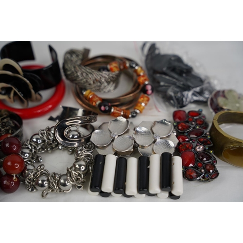 91 - A lot of fashion jewellery.