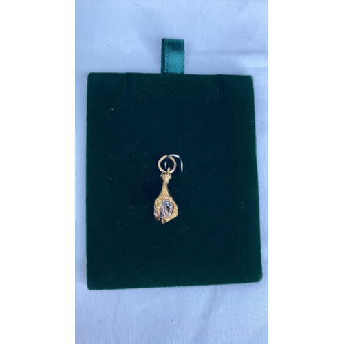 142 - A 9ct gold claw and crystal chain pendant.