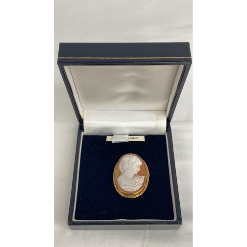 146 - A 9ct gold cameo brooch.