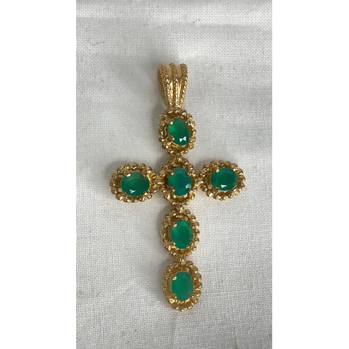 163 - A 9ct gold and emerald cross pendant.