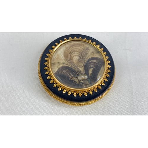 165 - An antique mourning brooch.