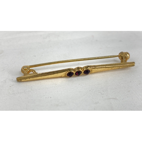 166 - A 9ct gold and garnet brooch.