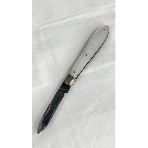 191 - A vintage mother of pearl handled pen knife.