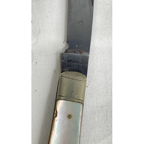 191 - A vintage mother of pearl handled pen knife.