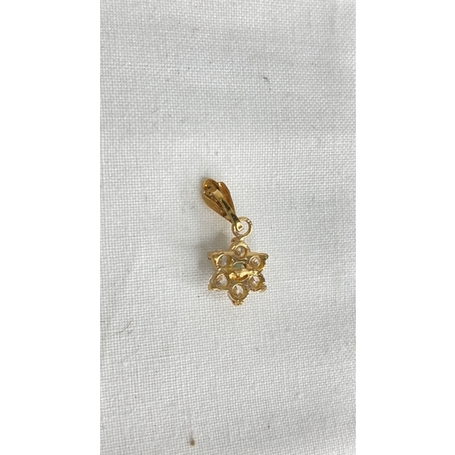 173 - A 9ct gold flower pendant.