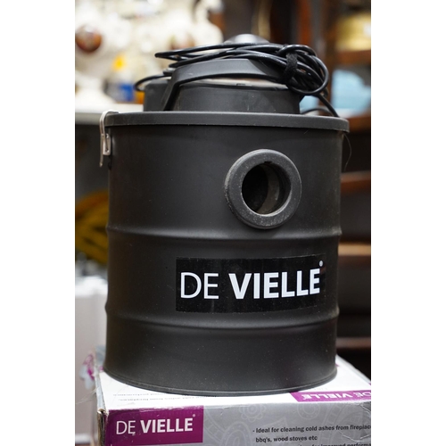 269 - A boxed De Vielle ash vacuum cleaner.