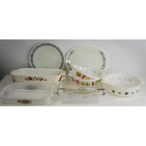 372 - A lot of vintage Pyrex ware, dinner plates etc.