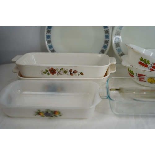 372 - A lot of vintage Pyrex ware, dinner plates etc.