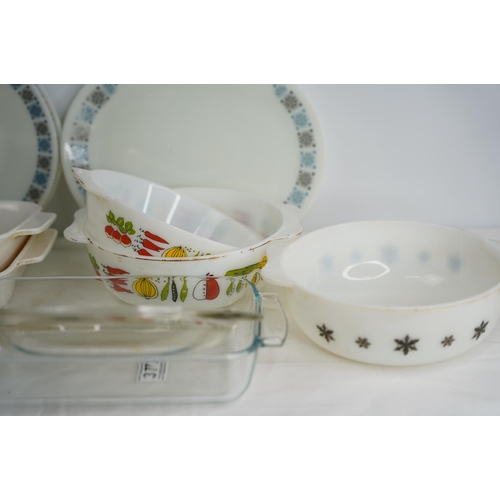 372 - A lot of vintage Pyrex ware, dinner plates etc.