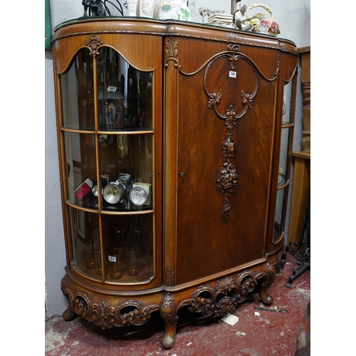 380 - A stunning antique style display cabinet with two curved glass displays either side.