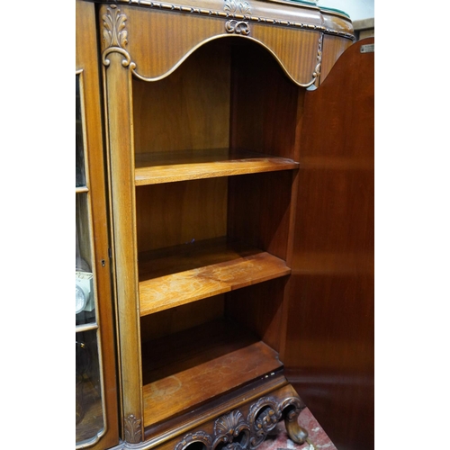 380 - A stunning antique style display cabinet with two curved glass displays either side.