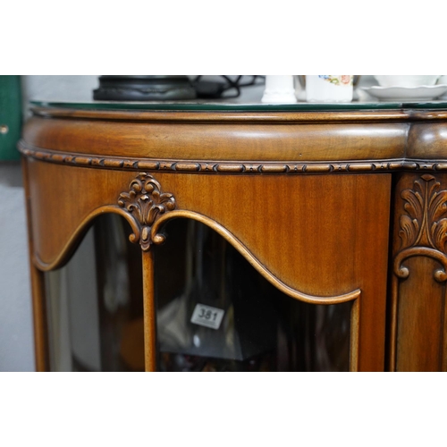 380 - A stunning antique style display cabinet with two curved glass displays either side.