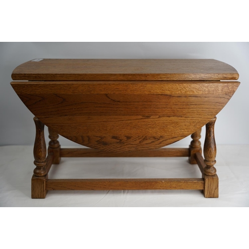 401 - A small oak drop leaf table.