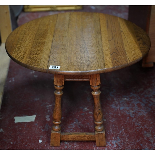 401 - A small oak drop leaf table.