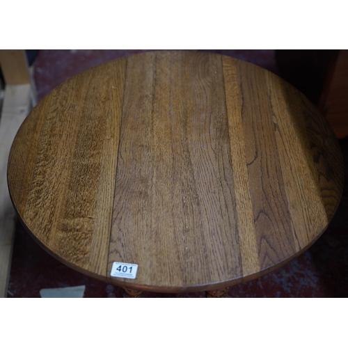 401 - A small oak drop leaf table.