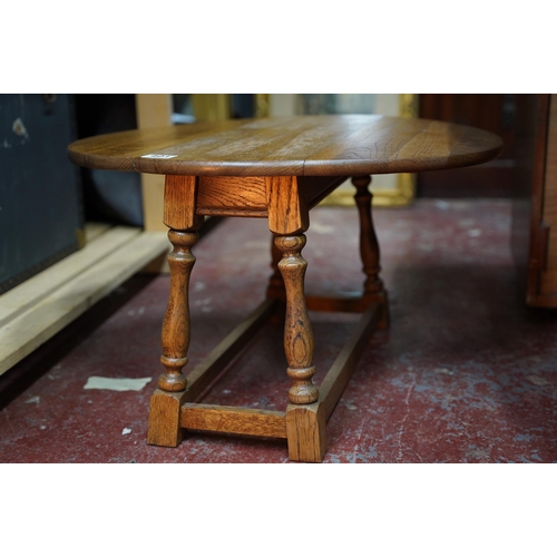 401 - A small oak drop leaf table.