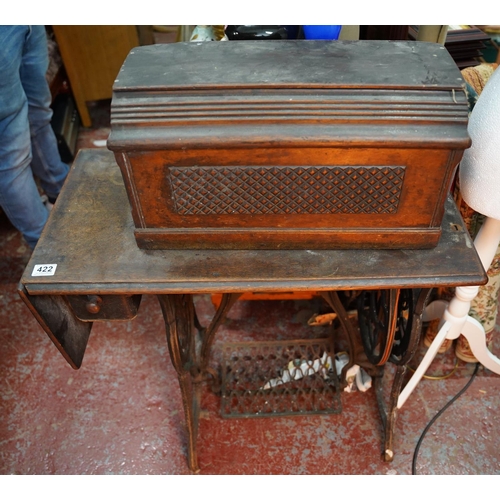 422 - A vintage Singer sewing machine with cast iron base.