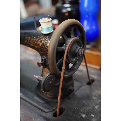 422 - A vintage Singer sewing machine with cast iron base.