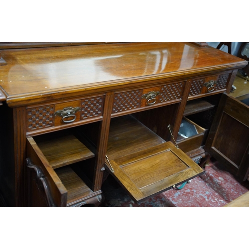 425 - A stunning antique mahogany sideboard with bevelled glass mirror panel and gallery shelf.