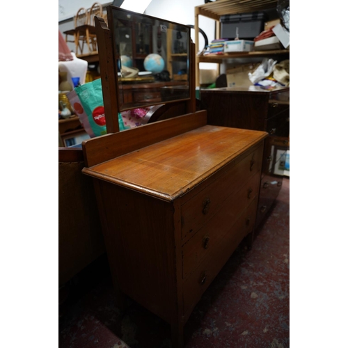 427 - A vintage dressing table.