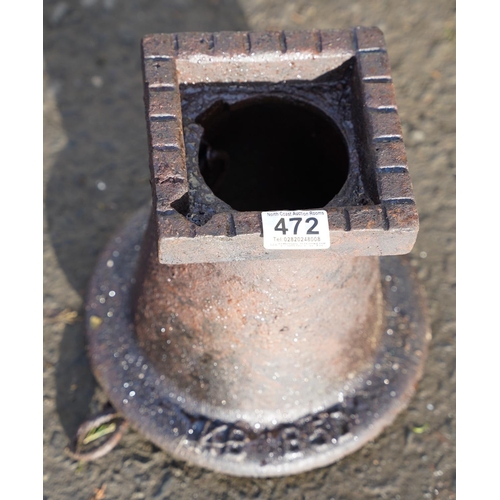 472 - A cast iron manhole.