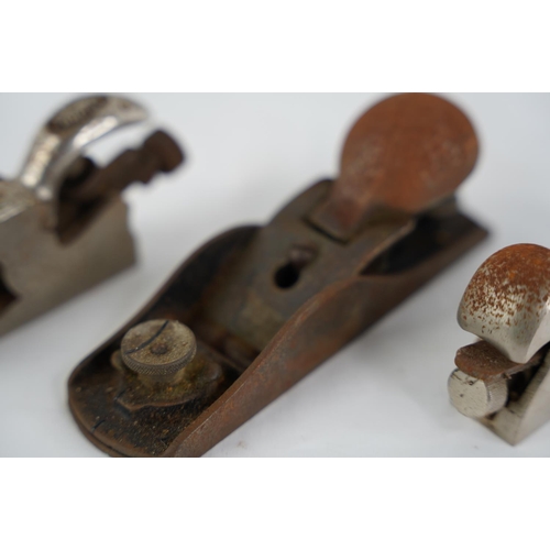 27 - A collection of 3 vintage wood planes, to include a Record No 077A Rabbit plane & more.