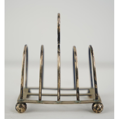 190 - An antique Sterling silver toast rack, weight 104g.