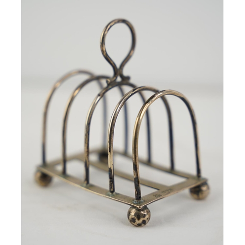 190 - An antique Sterling silver toast rack, weight 104g.